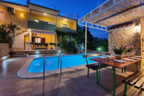 Beautiful villa - private heated pool, parking, BBQ near Split